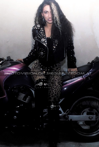 Fighting for the lady - Tour Pix 01