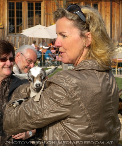 Zicklein im Arm: Hera Lind