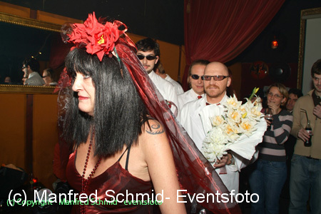 S�-VAAL: S�_VAAL & her men