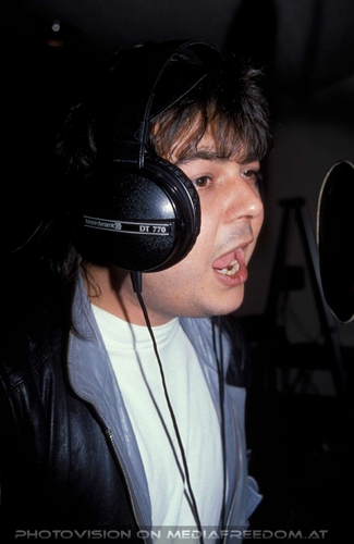 We're still alive - Singin'