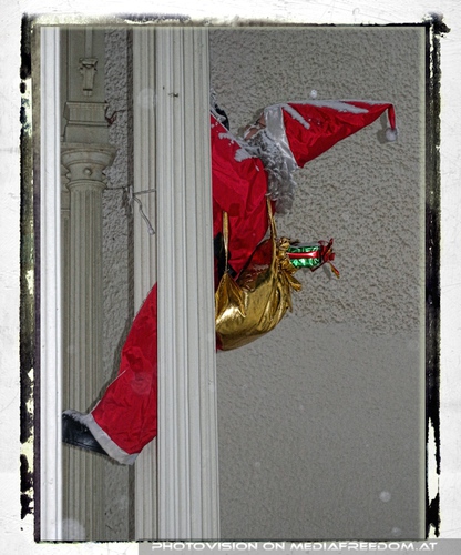 Der Weihnachtsmann als Fassadenkletterer