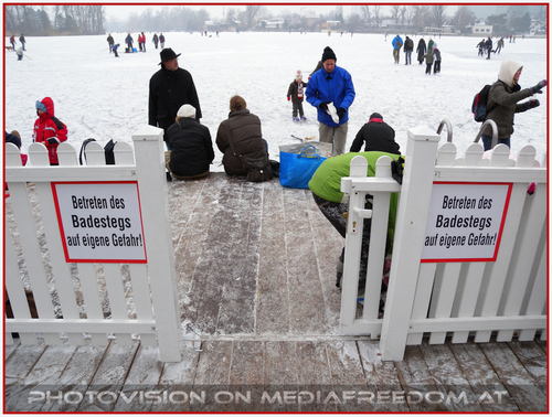 Betreten des Badestegs....zum eislaufen