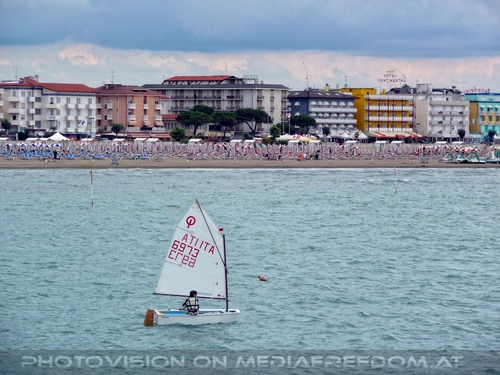 Segler vor legend�rem Hotel Marina