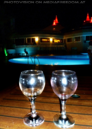 Zwei einsame Gl�ser am Pool...
