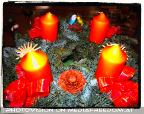 Mit Sittichen dekorierter Adventkranz