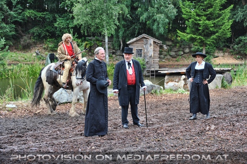 Szene 09: Christian Steiner,Rudi Larsen,Anton Ebner,Regine Rieger