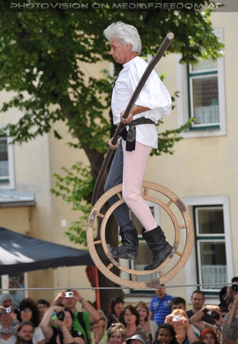 Mit dem Einrad auf dem Seil
