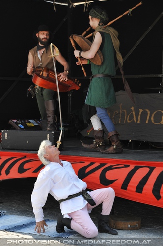 Schwertbalance mit Musik